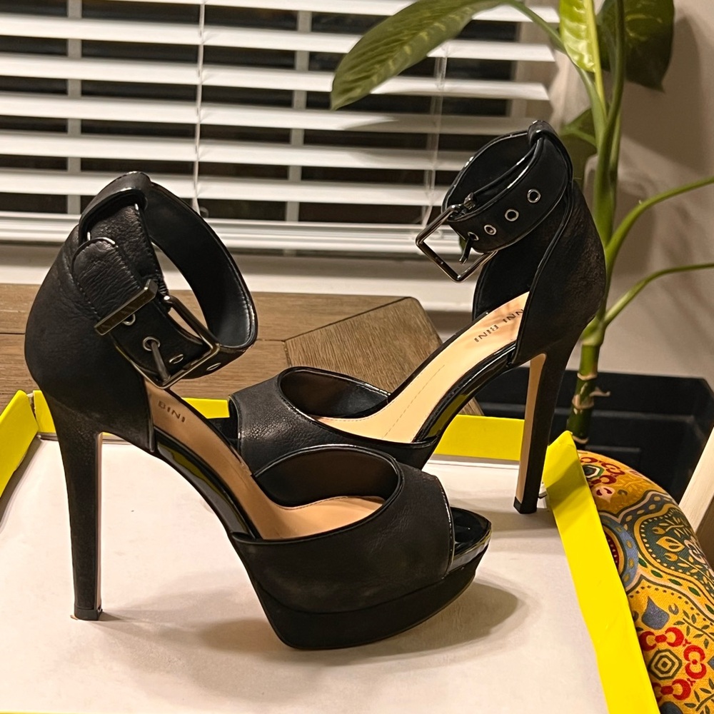 Gianni Bini Heel. Smoke Free Home